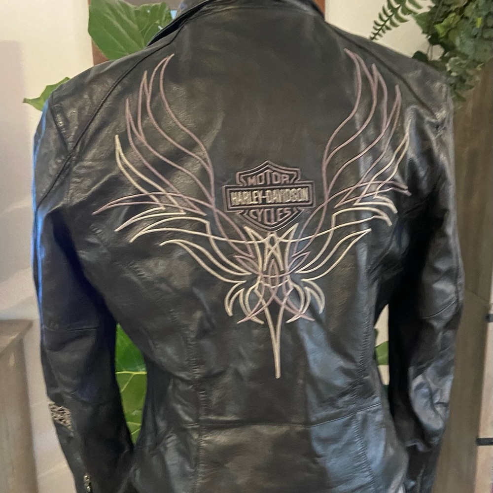 Harley-Davidson Women's Black Leather Jacket *small mark on the sleeve.See pic.